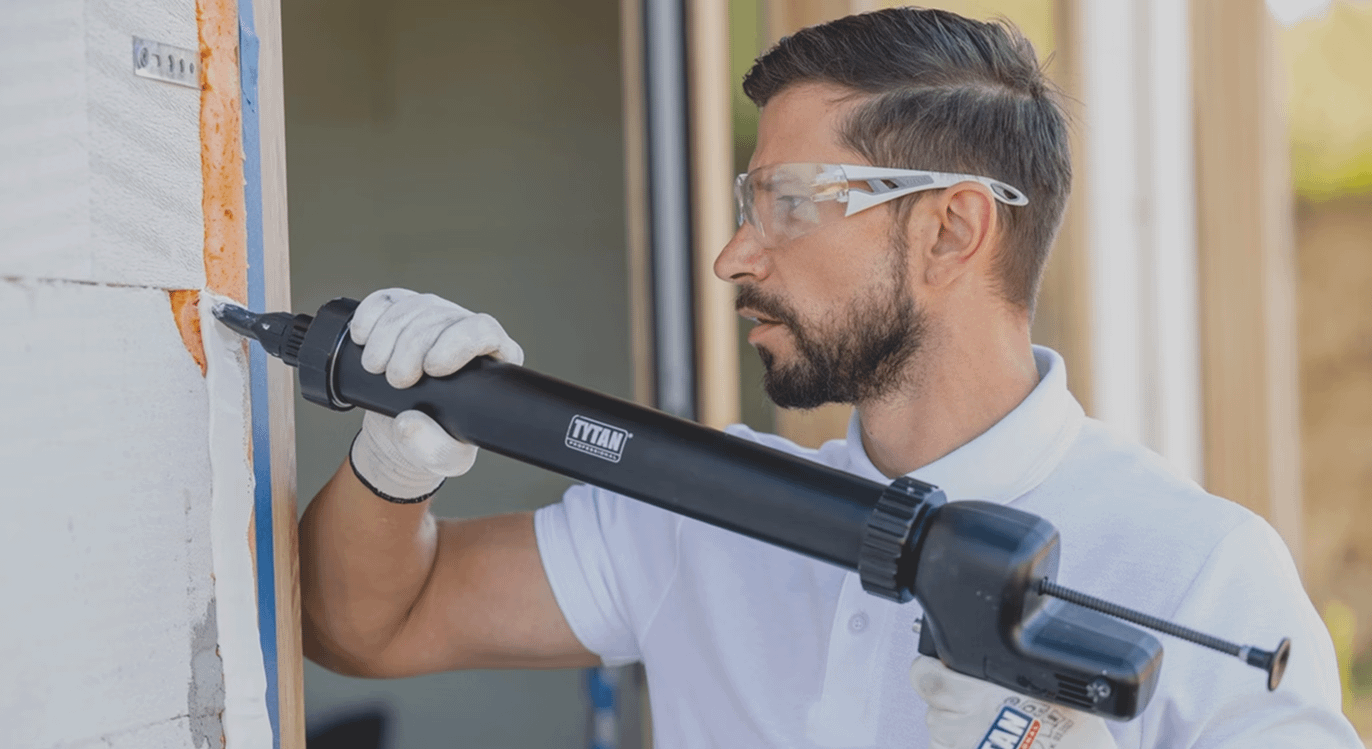 Mężczyzna używający produkt&oacute;w WINS Tytan