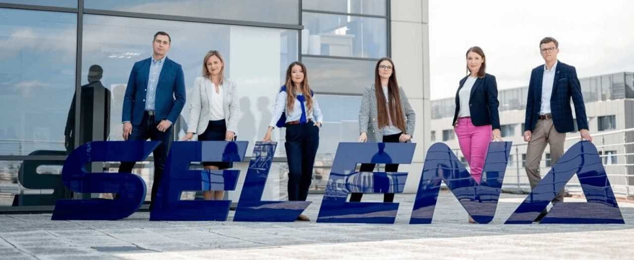 Zdjęcie Logo Selena z pracownikami firmy Zdjęcie Logo Selena z pracownikami firmy